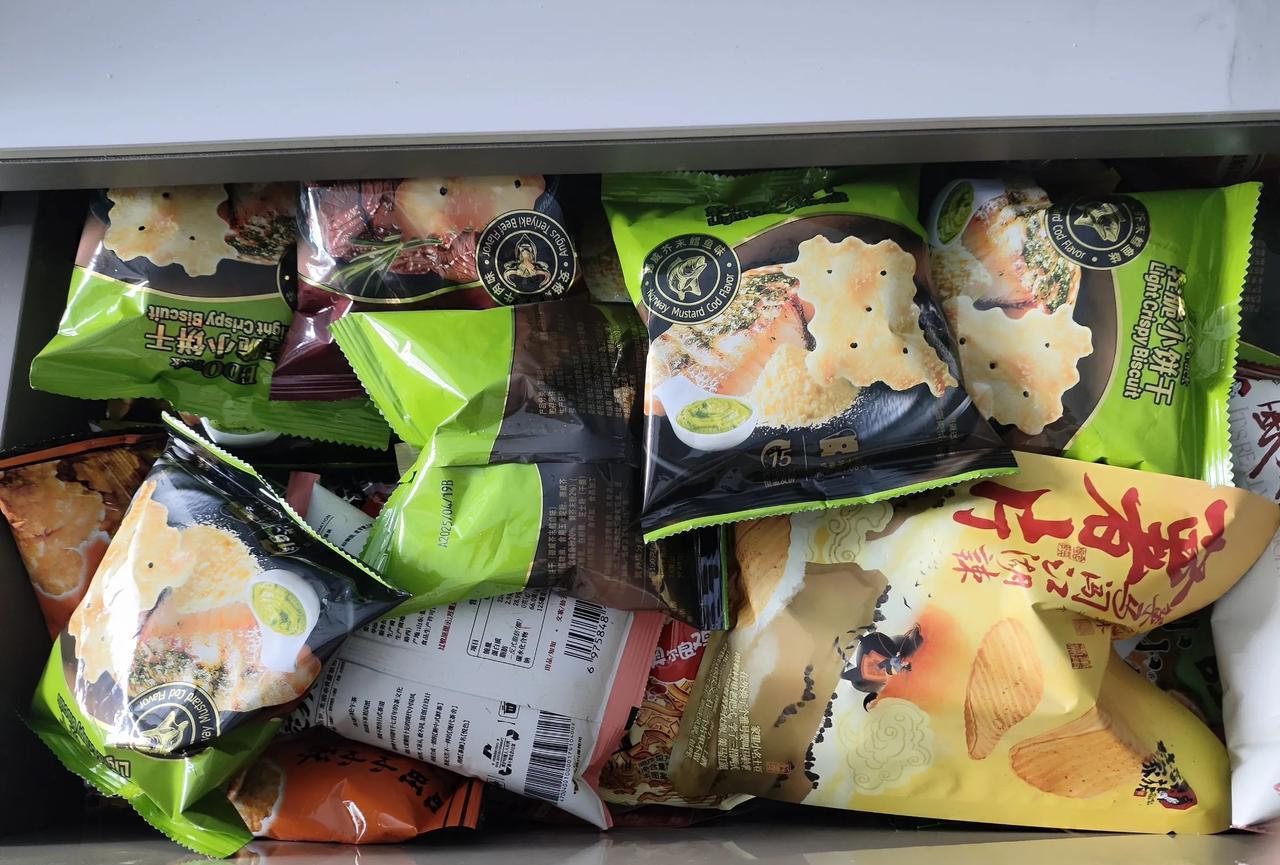 儿媳样样都好，就有一点不好：太爱买零食。
如果她买了都吃了，那也是无可厚非，毕竟