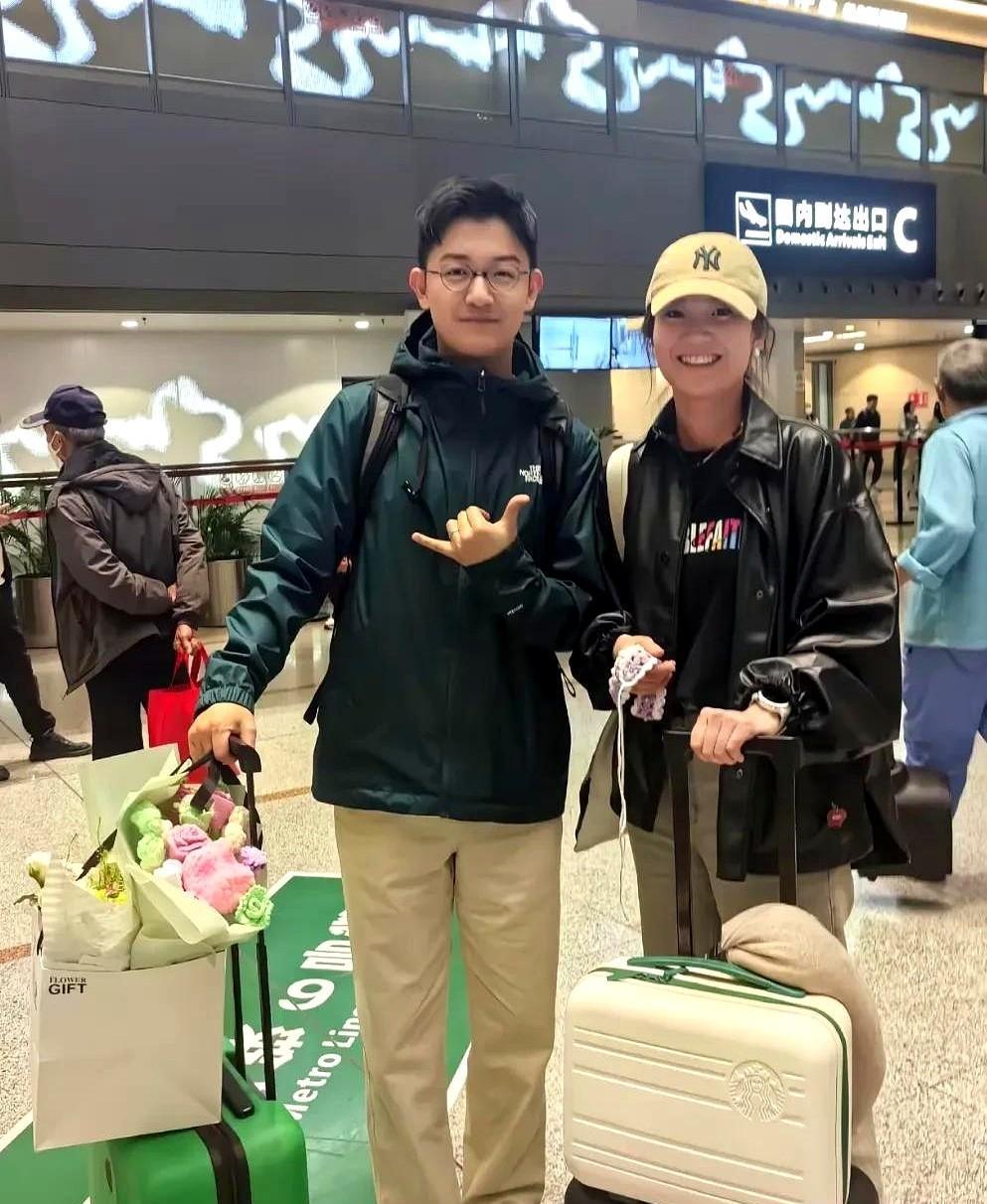 盼盼和董董哼哈二将抵达云南机场被网友偶遇，咱就是说路人镜头下的盼盼和董董比直播间