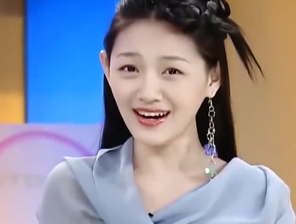 s妈太傻了！
直接开口要钱太掉价了，而且还落人话柄，她真的不如大s聪明，应该多向