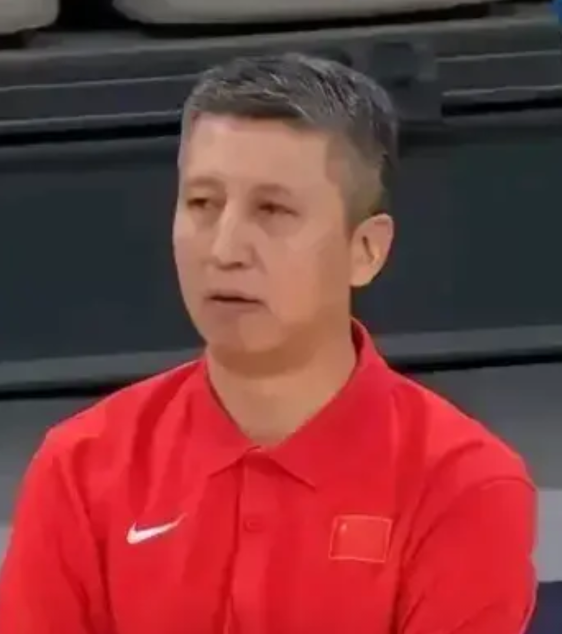 同是国家男篮主教练的郭士强在网上就没有女篮主教练宫鲁鸣那么火。郭士强教练确实很少