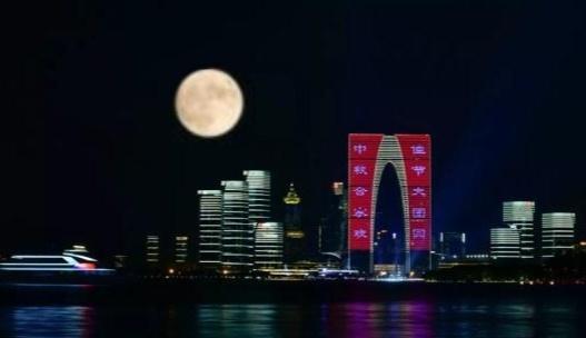 七绝.中秋节
秋正浓时月正明，
圆圆玉镜寂无声。
河清海晏温馨醉，
千里婵娟一宇