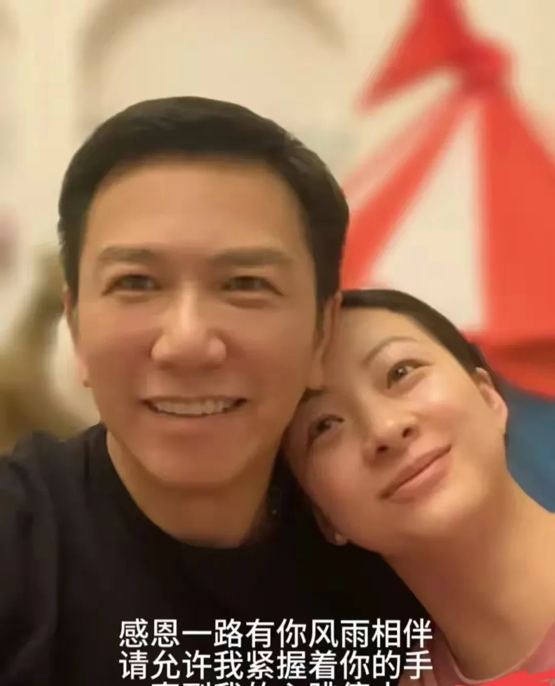 温兆伦夫妇恩爱照曝光











我的天哪！温兆伦竟然和小二十岁的老婆