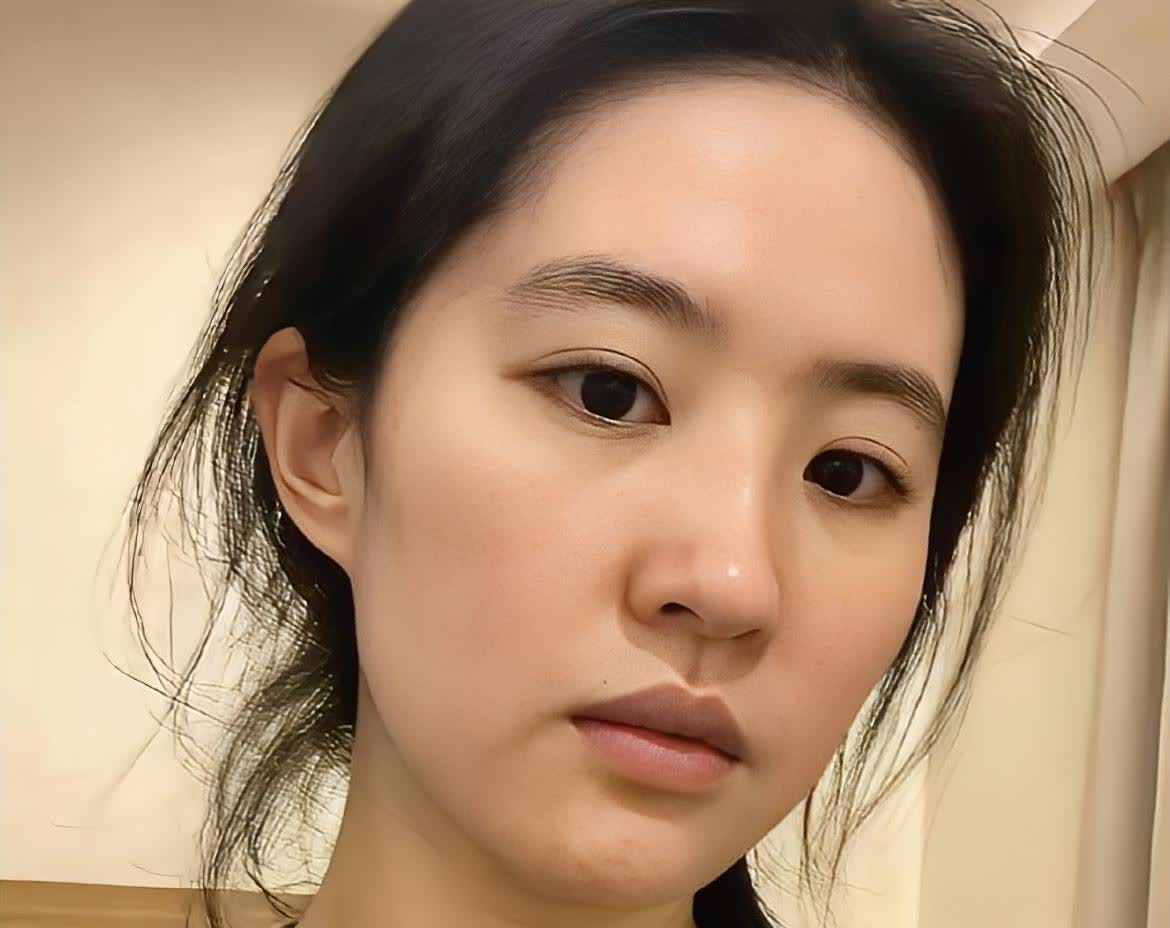 要是我是刘亦菲，估计都要被自己惊艳到！今早随手发的素颜自拍，额发凌乱、睡眼朦胧，
