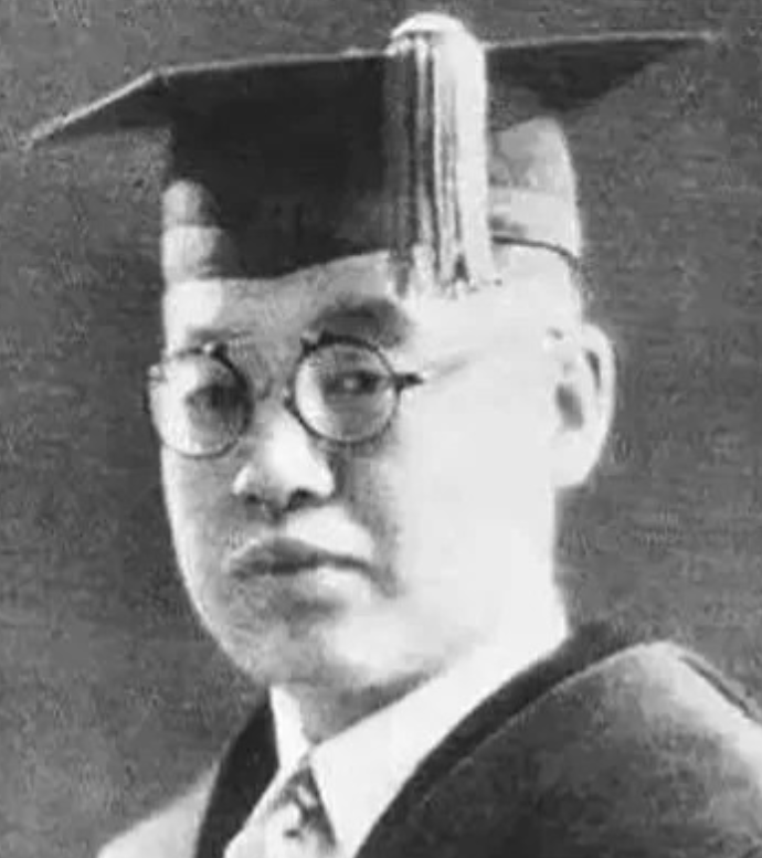 1944年，日本人扒光我国科学家吴树德的衣服，用油布包裹住他的身体，汉翻译举着火