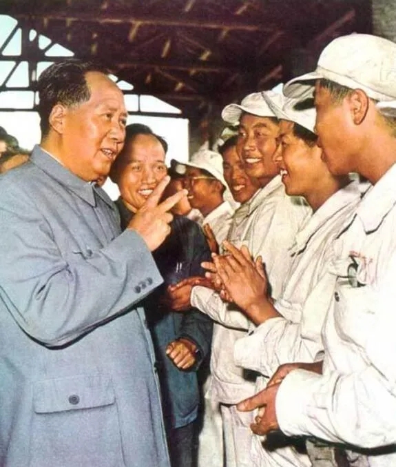 人民干部，来自人民，服务人民。教员提到:我们党从群众中来也要回到群众中去，人民选