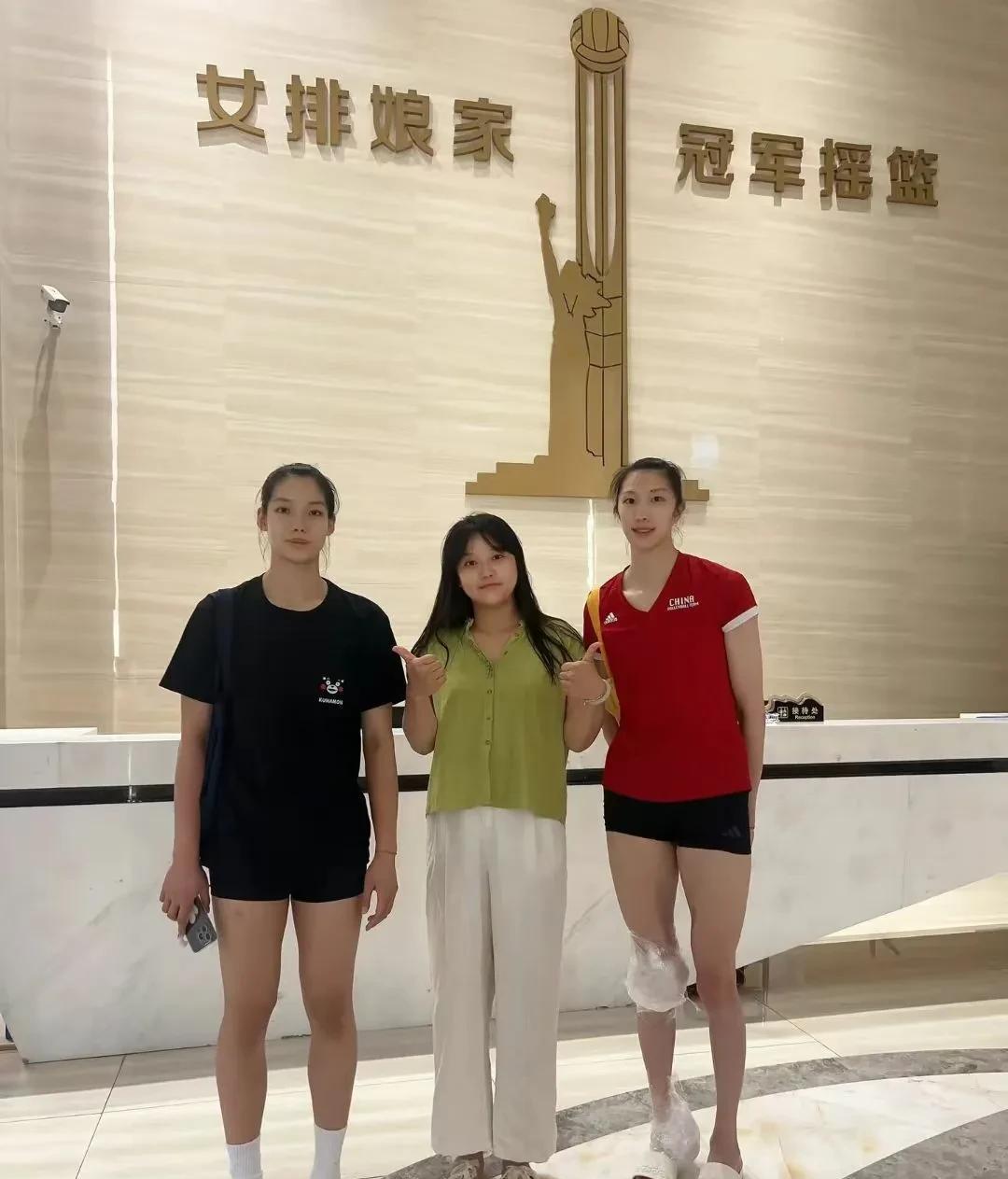 吴梦洁庄宇珊与访客在漳州合影，只见吴梦洁右腿膝盖和右脚踝都绑着冰袋，应该是给膝关