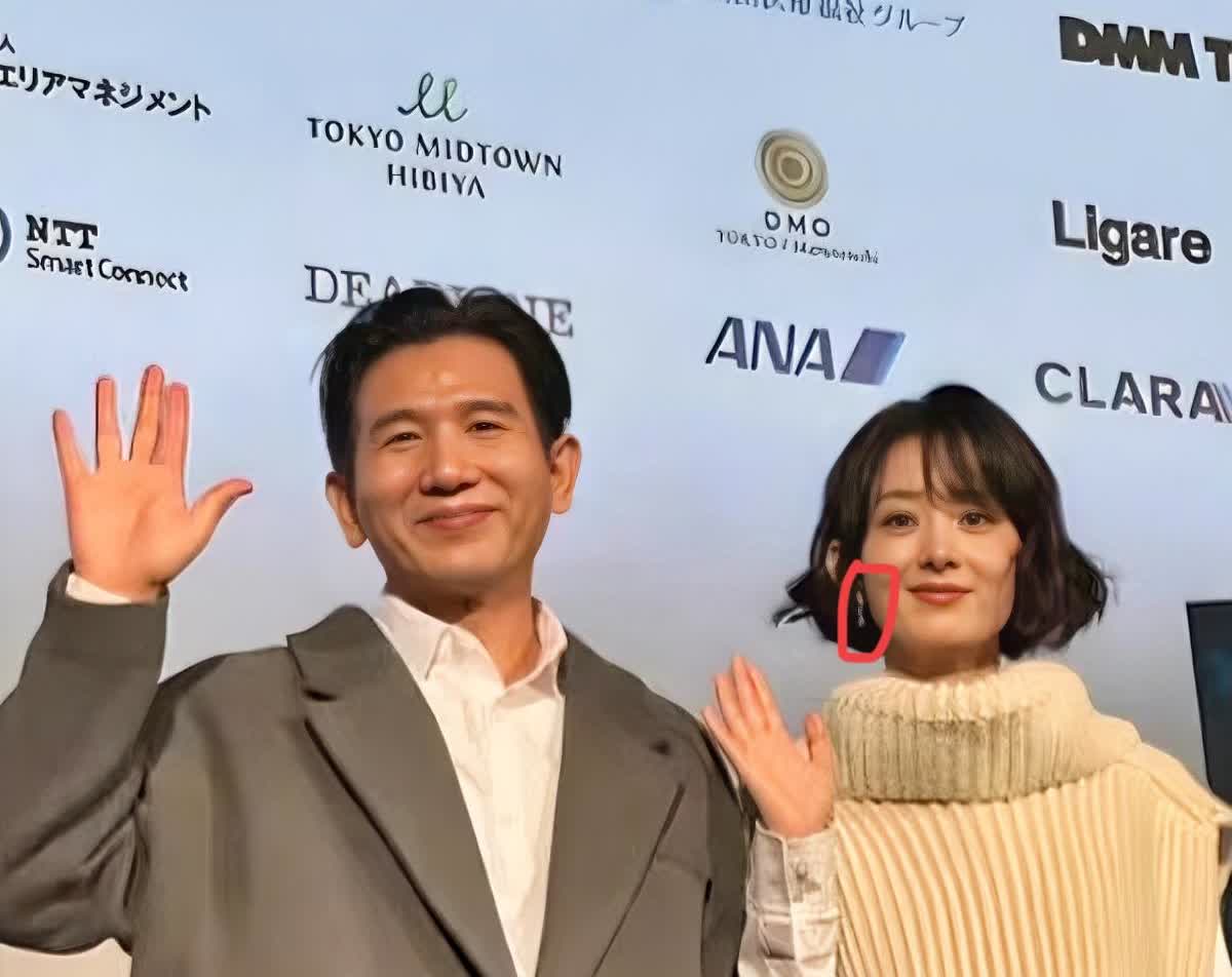 赵丽颖和赵德胤谈恋爱，
我一点也不奇怪，
一切有迹可循！

24年2月就