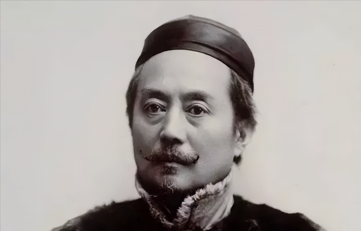 一次，辜鸿铭参加宴会，一个美国女人故意走到他身边用英语说了一句话，辜鸿铭听到后并