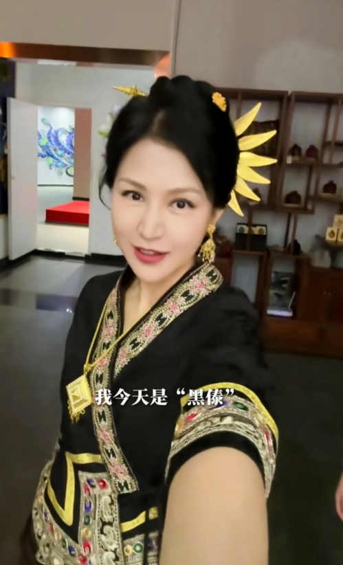 近日鲍蕾，陆毅带领两个宝贝一家四口来到云南西双版纳傣族地区，母女三人都换上了傣族