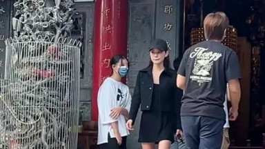 汪小菲带小玥儿吃高档法餐，小玥儿长着汪小菲的五官和大S的身形
