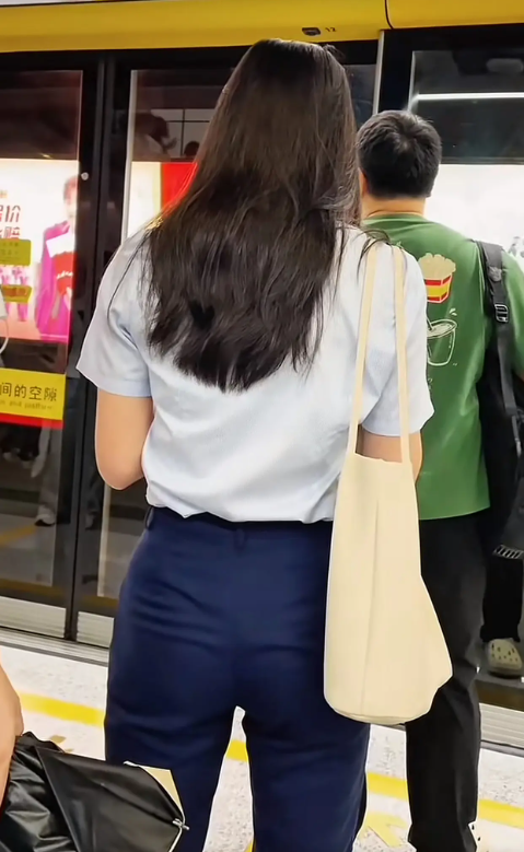 论男人对职业装的痴迷程度