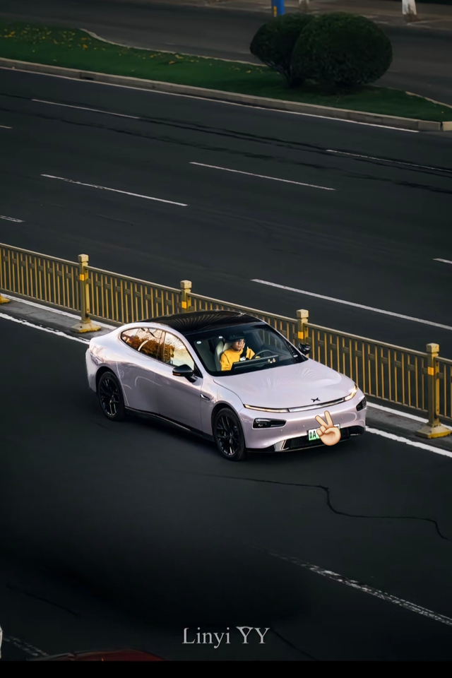 小鹏P7提车日记
1.外观很好看，整体造型非常低趴，离地间隙低。我选了鹏翼版选的