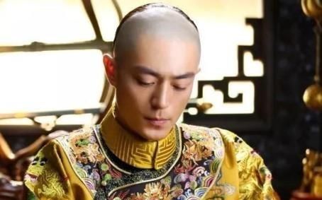 1735年，雍正驾崩，李卫悲痛欲绝，伏于灵柩前痛哭，乾隆帝赏赐珍宝，追赠荣誉，却
