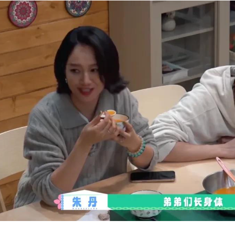 朱丹重男轻女惹争议！让弟弟吃鸡腿惹怒网友，节目组都不敢放正片
