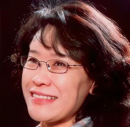 赞女版保尔——张海迪
在生命的征途上，张海迪宛如熠熠生辉的星辰。她虽身遭命运残酷