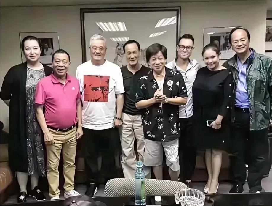 赵本山邀请梁小龙、狄龙等诸多老戏骨到家中做客，场面热闹又亲切。照片中，赵本山身着