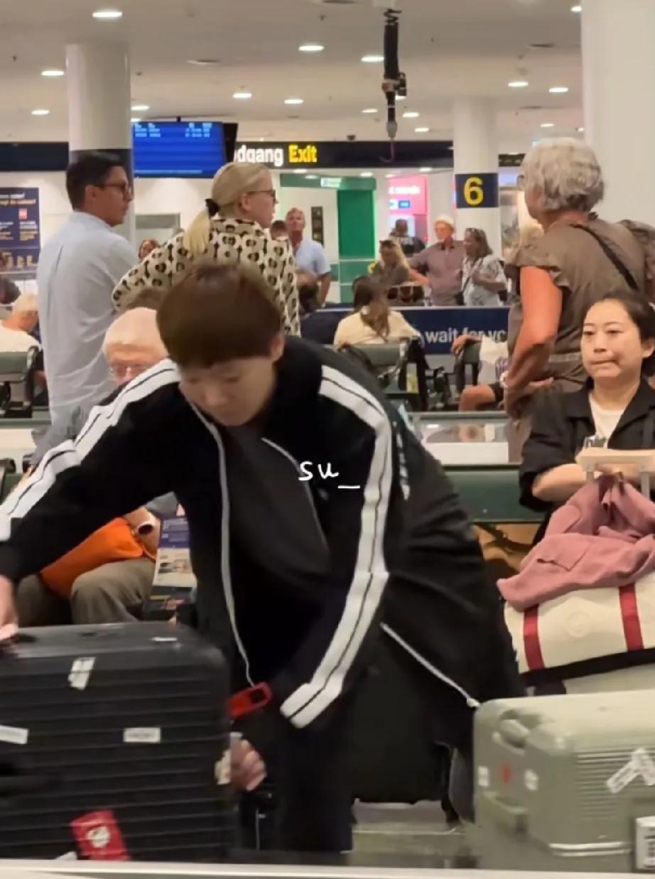 王曼昱顺利到达丹麦首都哥本哈根。在机场行李提取处取行李。
当地目前时间是晚上7掉