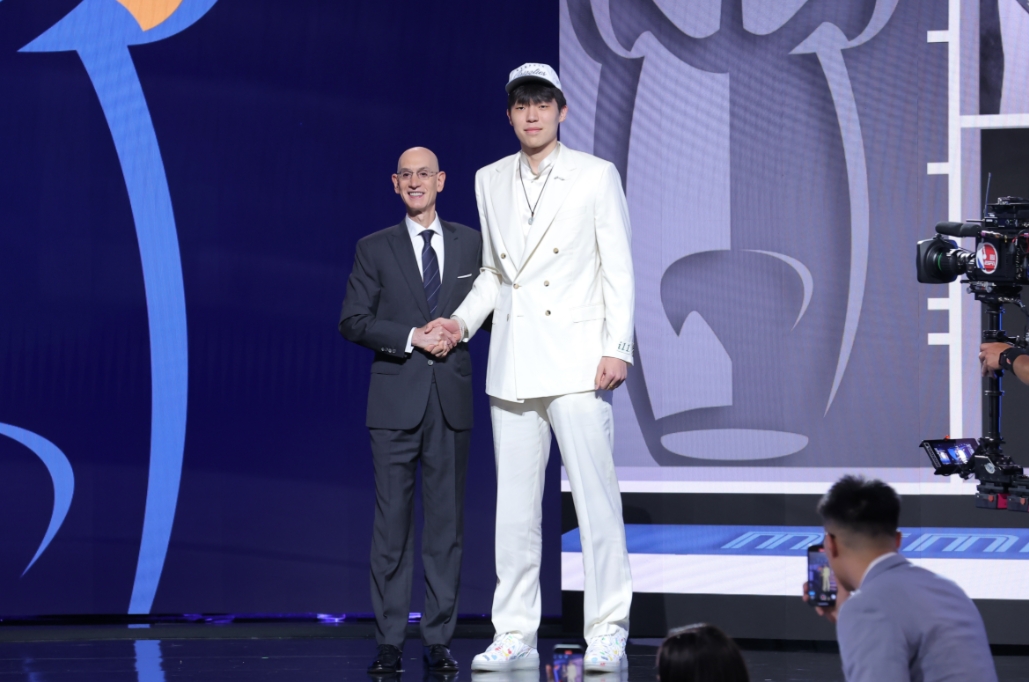 NBA选秀大会，中国球员杨瀚森在首轮第16顺位被开拓者选中。
知名薪资网站显示，