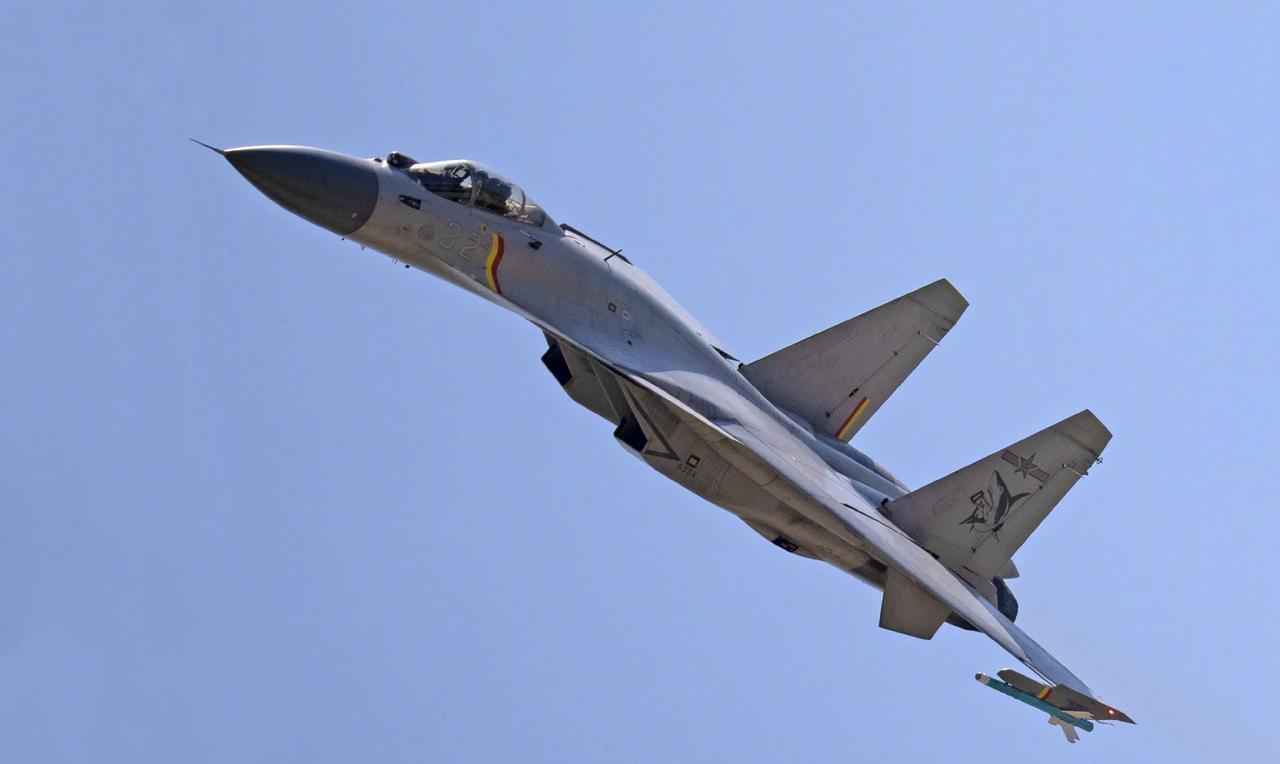 歼15作为中国海军第一款固定翼舰载机，它的使命已经完成，逐渐被歼15T和歼35所