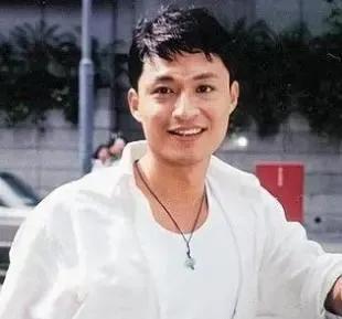 马景涛现身上海千古情街，已经六十多了，花甲之年的咆哮帝比起我们普通人虽然稍显年轻