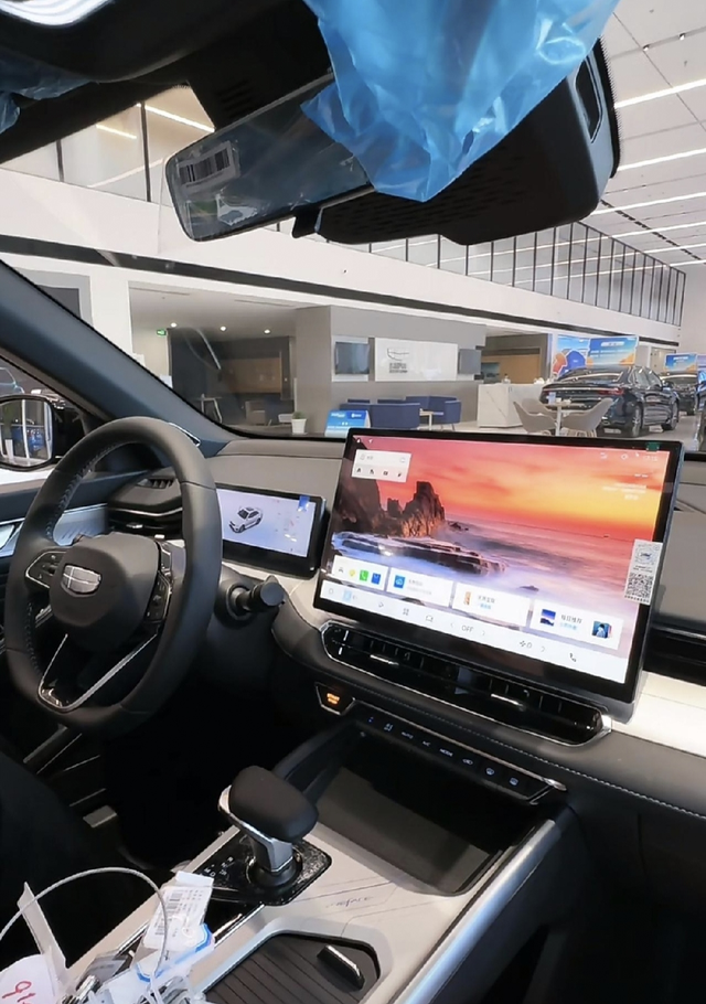 2025款星瑞
内饰要是这样搞，就等着停产吧。好好的内饰车标改成这样，我今天就把