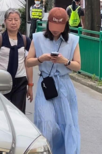 “跳水皇后”郭晶晶退役后回归家庭。近日有媒体拍到她接女儿放学，祖孙三代温馨同框。