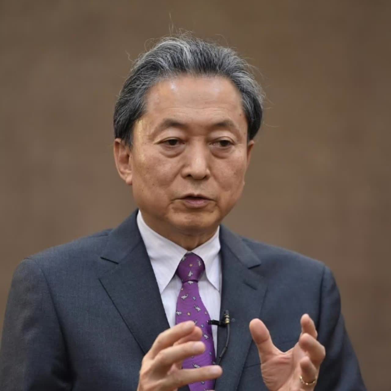 日本鸠山由纪夫参加9.3阅兵。他是唯一一位，带头拒绝参拜，并下跪赎罪的首相。
