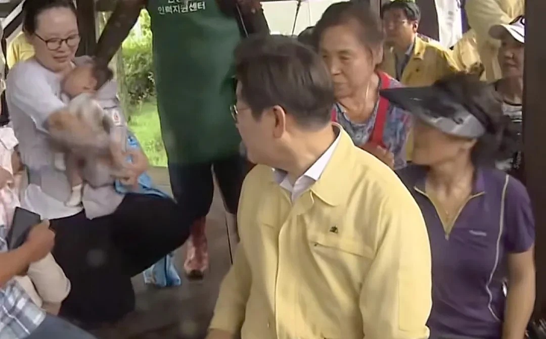 今天李在明到庆尚南道一个受暴雨灾害影响的村子里视察，在村里凉亭避雨的时候听到婴儿