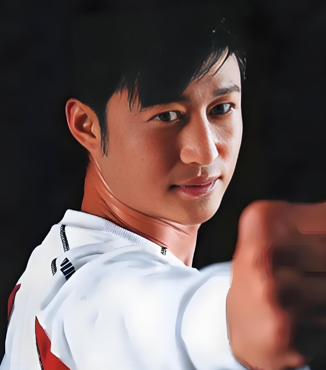 吴京“塌房”，高调言行成关键导火索。采访时，他摇头晃脑抛出“夺命八连问”自我吹嘘