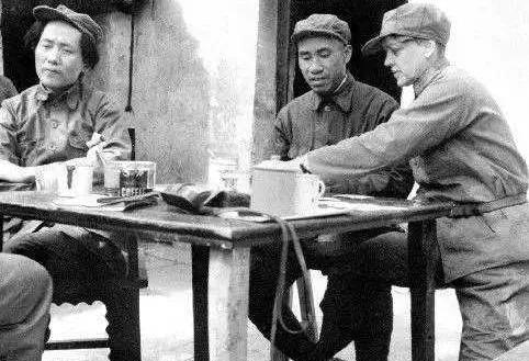 这是1937年毛主席、朱德与史沫特莱在陕北延安的合影。照片中主席和朱德的身体单看