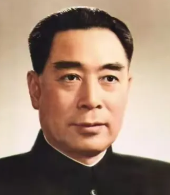 1910年，12岁的周恩来正在天津南开学校上学。一天，一位衣衫褴褛、满脸灰尘的中