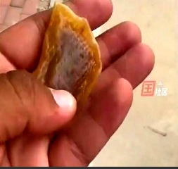 “离了个大谱！”6月9日，山东德州，一男子偶然间发现自己家里掉在地上的饺子，被风