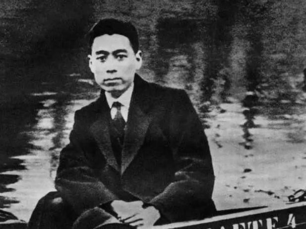 周恩来离开黄埔军校时，只有一位学生敢冒死前来送行，这在当时是比较难得的，这一位学