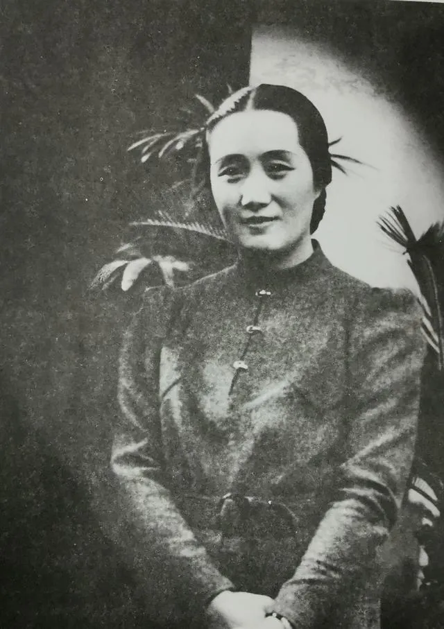 1950年，宋时轮正在一家饭店吃饭，服务员无意间提到了老板的名字，宋时轮一愣，随