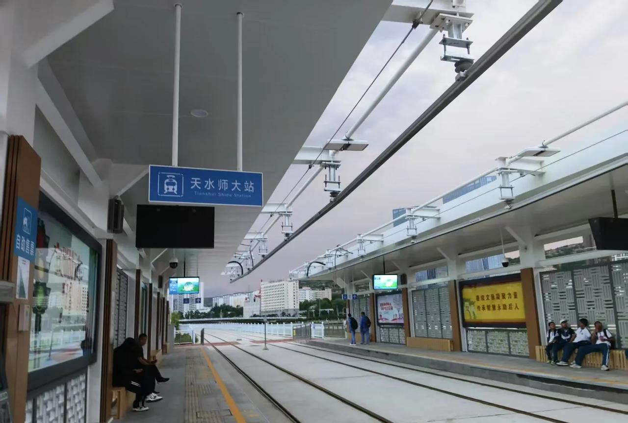 女儿今天傍晚发来图片，说她正在坐轻轨玩，我在群里回复了一句，“能在四线城市享受轻