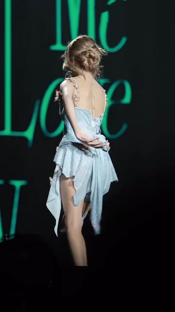 薛凯琪太敬业了，演出中裙子爆开，她坚持表演完。
薛凯琪北京演唱会，表演过程中，薛