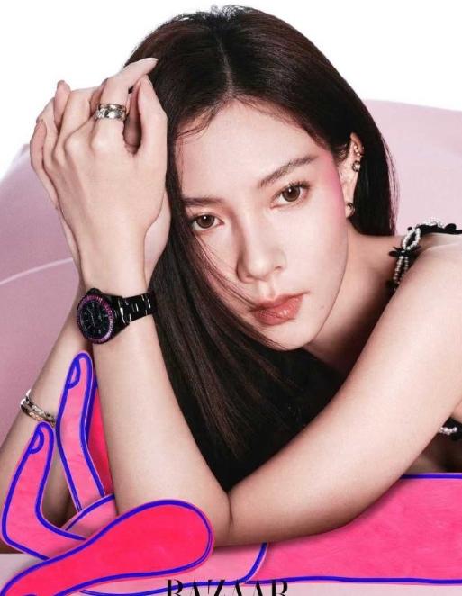 宋妍霏腮红打到太阳穴 宋妍霏这波妆容太敢了！腮红从颧骨一路延伸到太阳穴，像给脸颊