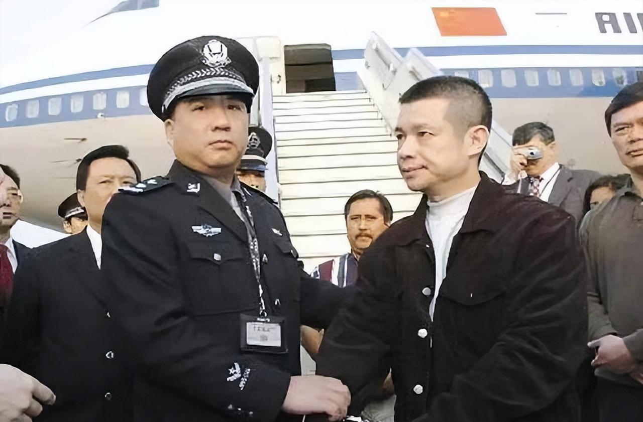 银行行长贪污40亿，为“留后路”让妻子和老外假结婚取得美国绿卡，孰料6年后妻子却