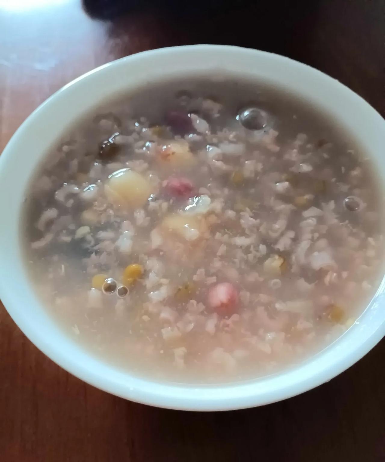 改变以往早餐做饭吃的习惯，
我们这儿一天三餐都是做饭吃，
因为人们早上起得早，