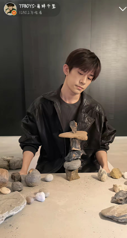 好不容易等到易烊千玺直播，结果就一直沉默寡言，默默玩了10分钟的石头，然后一脸无