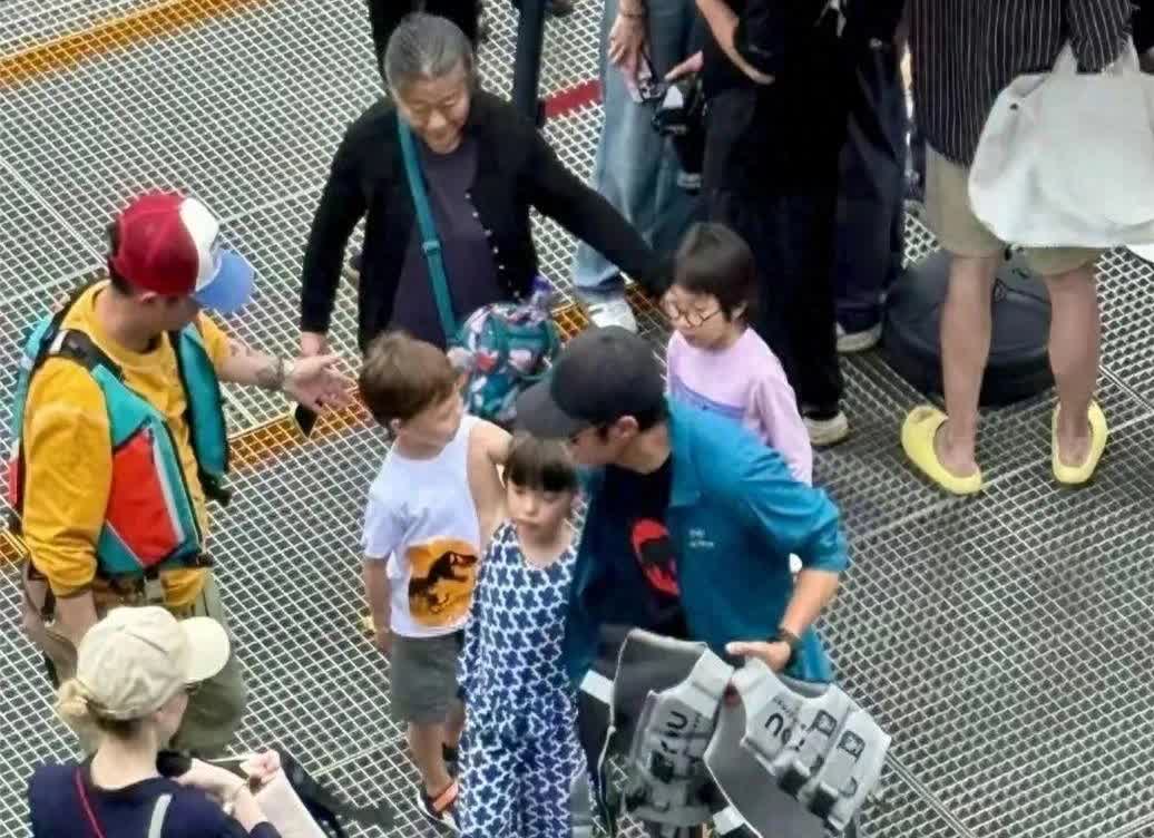 撒贝宁带孩子去千岛湖过儿童节，老婆李白穿超短裤，双腿又长又白