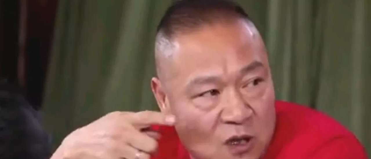 这是英达的好友熊伟。熊伟不但是英达家的常客，还经常与英如镝一起玩音乐。

熊