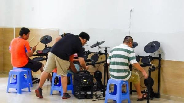 女老师穿“浅粉套裙”被校长约谈，委屈哭诉，网友：看背影就懂了