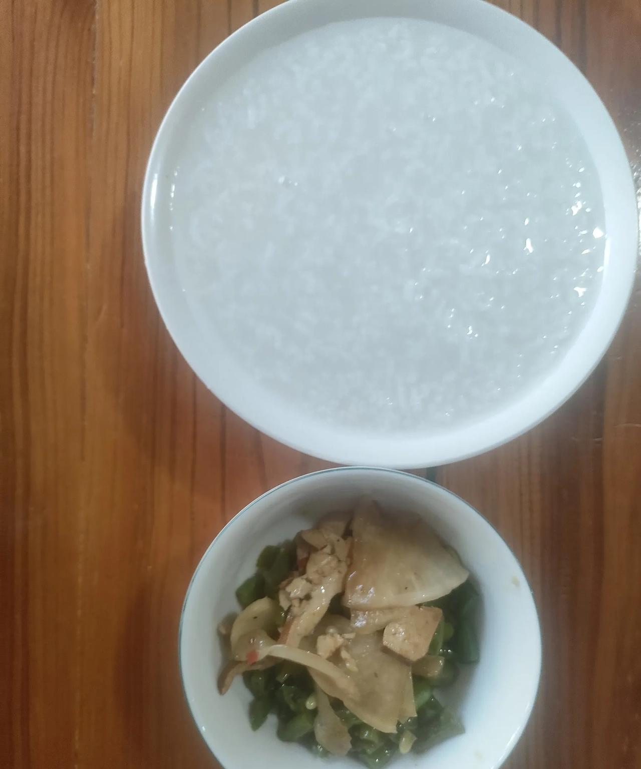 清茶淡饭亦是人生。
奋斗了大半辈也没混出个鸟样，已近花甲之年的我没有让自己大富大