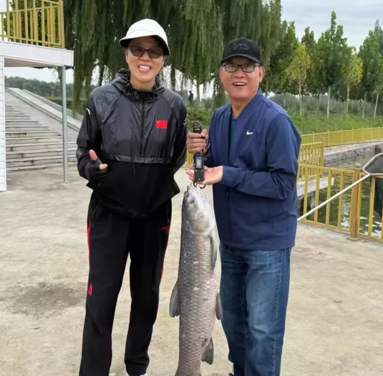 65岁的郎平，和二婚老公在北京鱼塘钓鱼，两口子的退休生活真惬意！

郎平一连