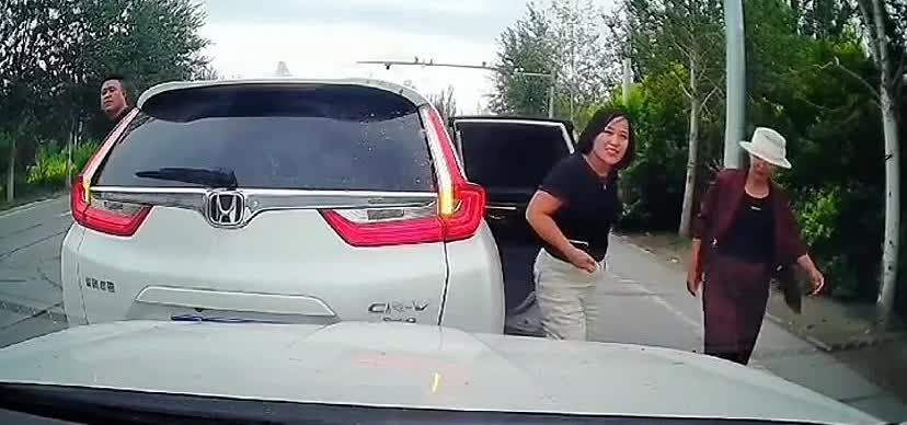 宁夏银川，男子等红绿灯时追尾前车，没有想到对方下车后竟对他摆摆手：不用下车了，走