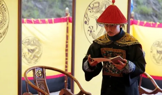 刘墉活了85岁，官至大学士，所生活的时代又正逢大清盛世，他这一辈子算是没白活。唯