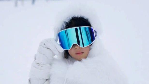 章子怡庆祝自己46岁生日 晒与女儿玩雪照