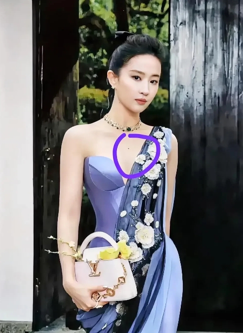 直到看到刘亦菲的这张图，才彻底明白什么叫做高级美。
之前有人说刘亦菲胖，说刘亦菲