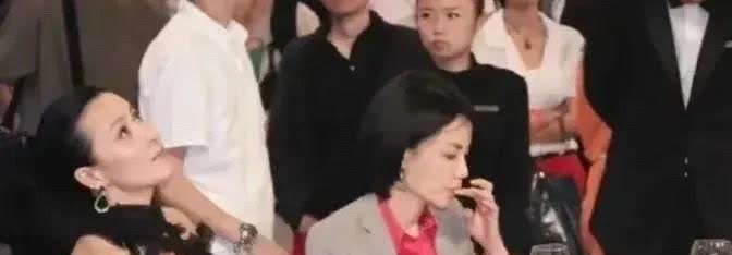 王菲和刘嘉玲一起吃饭，两人吃相差距太大，一个是真贵妇，一个是“落难”公主[捂脸]